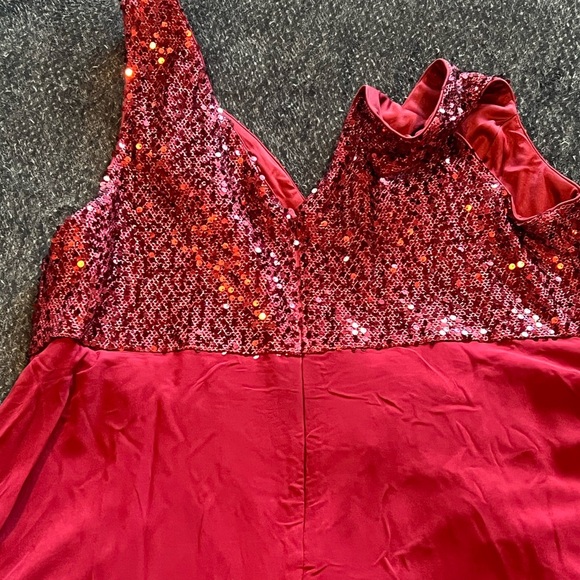 Formal Red dress with a sequin top - Picture 5 of 11
